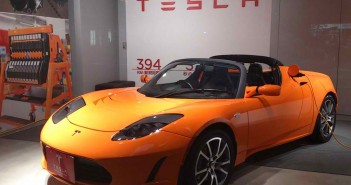 Tesla_Roadster_Japanese_display